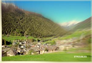 uma aldeia em frente a uma montanha em Hotel Beau Sejour em Etroubles