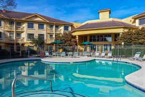 a swimming pool in front of a building at La Quinta by Wyndham Macon in Macon