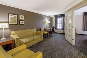 Гостиная зона в La Quinta by Wyndham Macon +23 фотографии