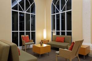 A seating area at La Quinta Inn & Suites by Wyndham Sunrise