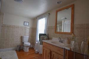 Bathroom sa Enfield Manor Bed&Breakfast and Vacation Rental