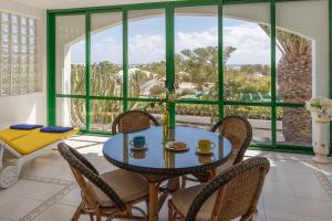 Balcony o terrace sa Conylanza Golf y Mar Suites