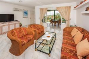 Zona d'estar a Conylanza Golf y Mar Suites