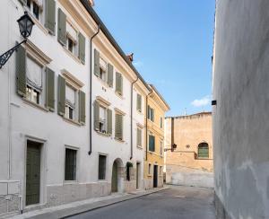 an empty street in an alley with buildings at Il Vicolo Aparthotel Verona in Verona