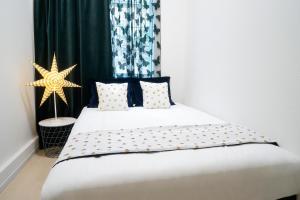 Postel nebo postele na pokoji v ubytování Blue Empire Hotel