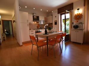Kuchyň nebo kuchyňský kout v ubytování Villa in Mergozzo near Lago di Mergozzo + 14 fotografií
