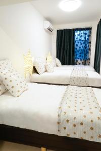 Postel nebo postele na pokoji v ubytování Blue Empire Hotel