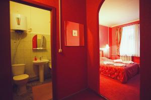 モスクワにあるOtdykh 5 Hotelの赤い部屋(ベッド1台、バスルーム付)
