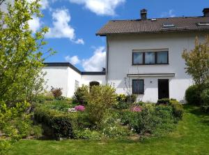 una casa blanca con un jardín delante de ella en de Vinkenborg nabij Winterberg en Winterberg