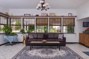 uma sala de estar com um sofá e algumas janelas em FairBridge Inn Express Monroe City em Monroe City