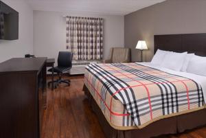 FairBridge Inn Express Monroe City tesisinde bir odada yatak veya yataklar