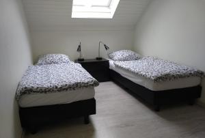 two twin beds in a bedroom with a skylight at de Vinkenborg nabij Winterberg in Winterberg +36 photos