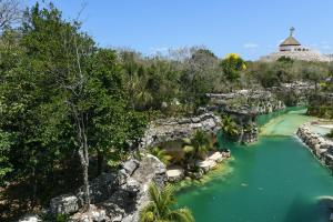 プラヤ・デル・カルメンにあるHotel Xcaret Mexico All Parks All Fun Inclusiveのテーマパークの川の景色