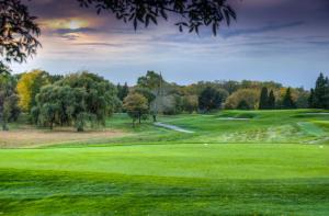 uma vista para um campo de golfe com um verde em Candlewood Suites East Lansing, an IHG Hotel em Lansing