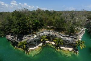 une vue aérienne sur une île dans l'eau dans l'établissement Hotel Xcaret Mexico All Parks All Fun Inclusive, à Playa del Carmen