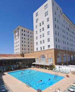 The Flanders Hotel游泳池或附近泳池