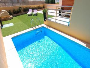 una piscina al centro di una casa di V4, Villa Jardins Branqueira3 near Beach, Albufeira ad Albufeira