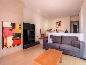 un soggiorno con divano e TV di V4, Villa Jardins Branqueira3 near Beach, Albufeira ad Albufeira