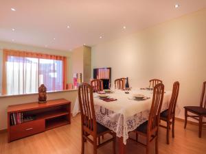 una sala da pranzo con tavolo e sedie di V4, Villa Jardins Branqueira3 near Beach, Albufeira ad Albufeira