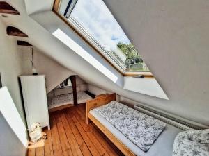 Zimmer im Dachgeschoss mit einem Bett und einem Fenster in der Unterkunft Ferienhaus am Horn in Sebnitz