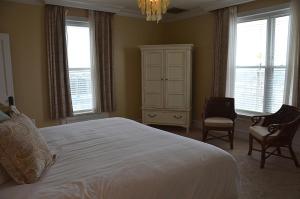 The Flanders Hotel房間的床