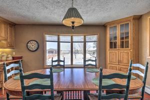 Χώρος καθιστικού στο Simple Cranberry and Wine Farm Home with Fire Pit!