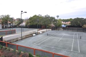 Tenis a/nebo squash v ubytování Gulf View from the Summit at Tops'l Beach Resort nebo okolí