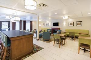 Holiday Inn Express Princeton/I-77, an IHG Hotel tesisinde bir restoran veya yemek mekanı