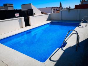 The swimming pool at or close to Teatro Cervantes SigloXXI