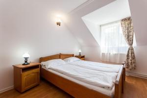 Schlafzimmer mit einem großen Bett und einem Fenster in der Unterkunft HOTEL HO2 POIANA MARULUI in Poiana Mărului