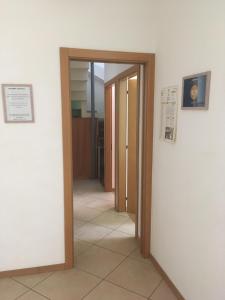 un pasillo con 2 puertas en una habitación en B&B Eden, en Trento