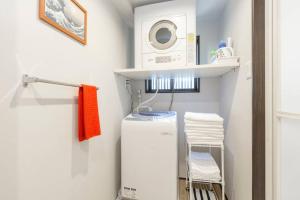 a small laundry room with a washer and dryer at 東山清水 友庵 in Kyoto