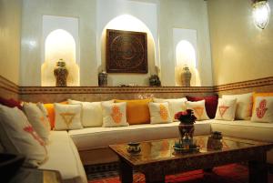 A seating area at Riad Gallery 49