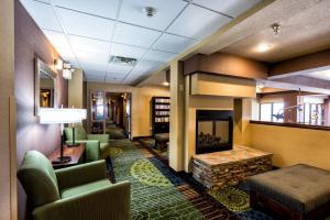 Lounge o bar area sa Holiday Inn Express Silver City, an IHG Hotel