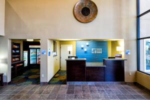 Лобби или стойка регистрации в Holiday Inn Express Silver City, an IHG Hotel