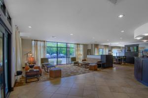 Lobby o reception area sa Springdale Inn & Suites Mobile-South Alabama University Area