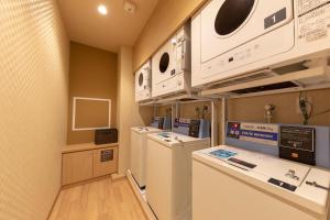 福井市にある天然温泉羽二重の湯　ドーミーインプレミアム福井の- 白い家電製品付きのキッチン