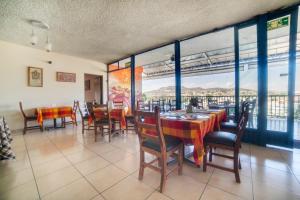 Restoran või mõni muu söögikoht majutusasutuses Hotel De La Loma