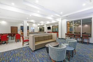The lounge or bar area at Holiday Inn Express Hotel & Suites - Woodstock, an IHG Hotel