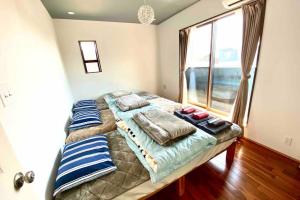 Кровать или кровати в номере KANRA ichinomiya