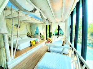 冬山鄉的住宿－水岸楓林民宿，一间带两张床的卧室和一个阳台