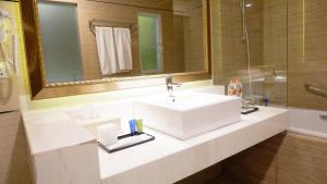 Koupelna v ubytování Royal Palm Hotel & Conference Center Cengkareng + 35 fotografií