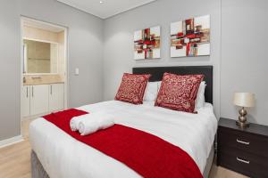 Un pat sau paturi într-o cameră la Dockside Apartments