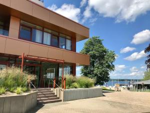 a building with the ocean in the background at Appartement _An der Seebruecke_ in Glücksburg