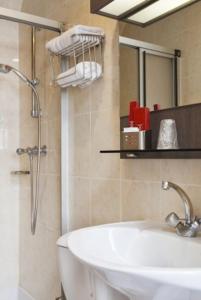 een badkamer met een wastafel en een douche bij Home Latin in Parijs