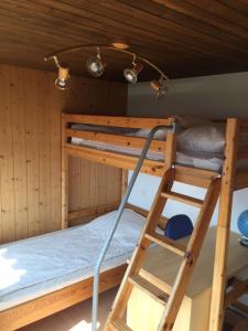 Двухъярусная кровать или двухъярусные кровати в номере Ferienwohnung Paradiesli