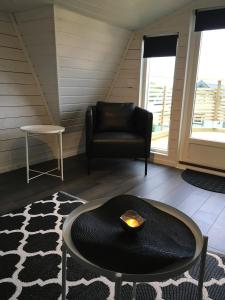 sala de estar con silla y mesa en Stugcentralen Stuga 24, en Halmstad