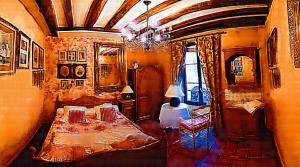 um quarto com uma cama e uma pessoa sentada num quarto em Hotel de Nesle em Paris