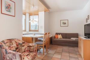 salon z kanapą i stołem w obiekcie Residence Karnutsch w mieście Santa Valpurga