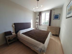 una camera da letto con un letto e un ventilatore a soffitto di La Villa du Petit Port a Martigues Altre 56 foto